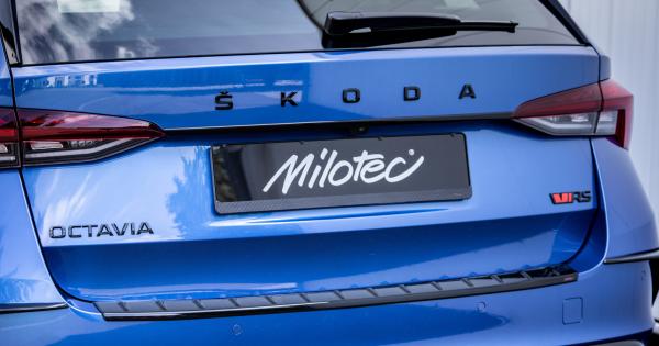 Milotec Kofferraum-Griffleiste für Skoda Octavia IV (NX) – schwarz (Klavierlack)
